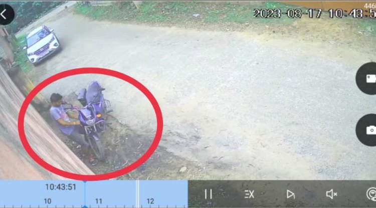 दरवाजे के आगे से मोटरसाइकिल उडा़ ले गए चोर 