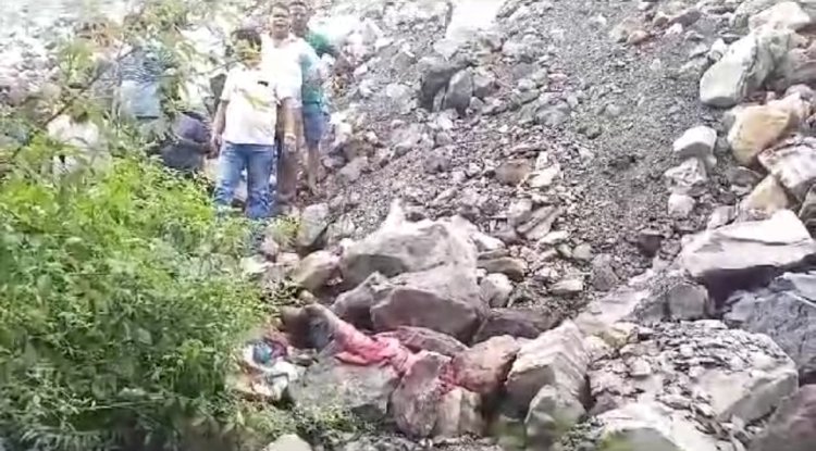 पत्थरों के नीचे दबा मिया शव 