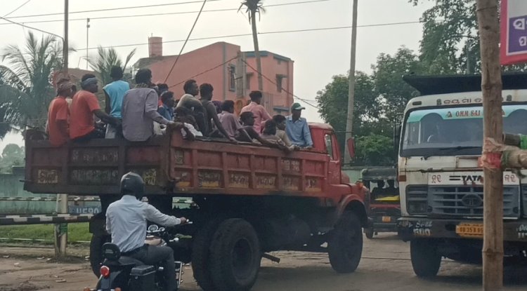 श्रमिको को डाले में ठूंस ठूंस कर काम पर लेजाना कहाँ तक उचित है 