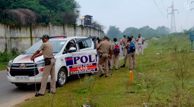 परित्यक्त सड़क के किनारे झाड़ियों के बीच मिला युवक का शव 