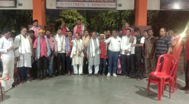 राष्ट्रीय कुली दिवस पर कांग्रेस की ओर से कुलियों का अभिनंदन किया गया 