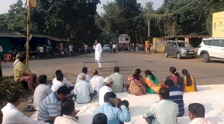 विभिन्न मांगों को लेकर सांसद ने राष्ट्रीय राजमार्ग को एक घंटे तक बंद रखा