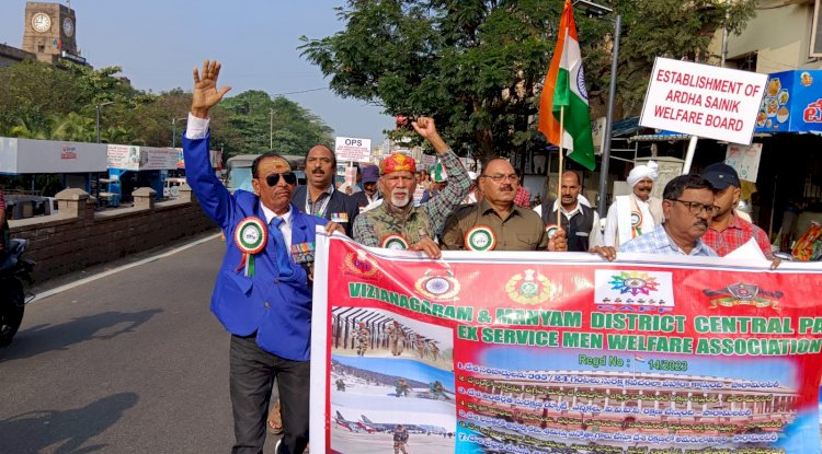 पेंशन बहाली एवं अन्य मागों को लेकर पूर्व अर्धसैनिकों का विरोध प्रदर्शन 