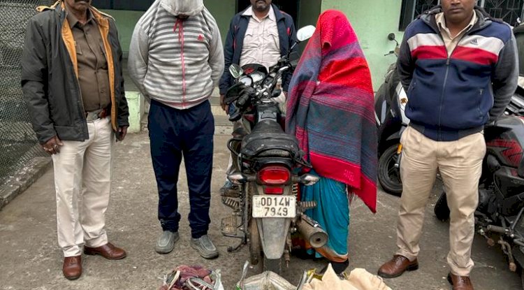 देशी शराब के साथ महिला समेत दो आरोपी गिरफ्तार 