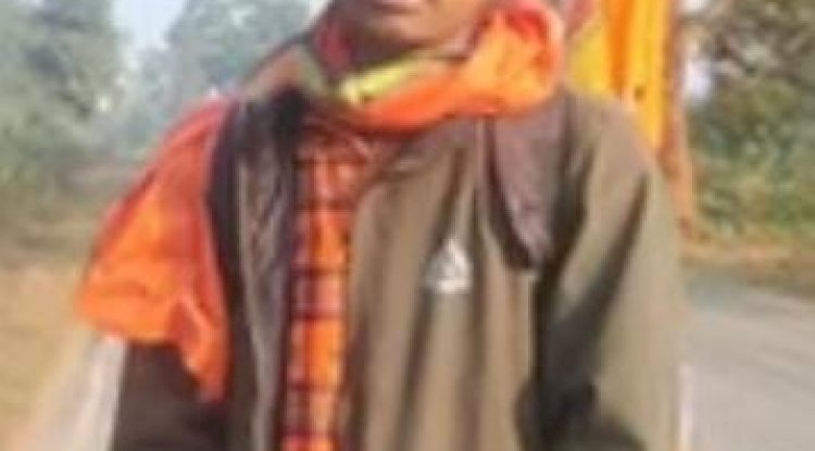 मनोहरपुर सेअयोध्या तक पदयात्रा में निकले विकी महतो