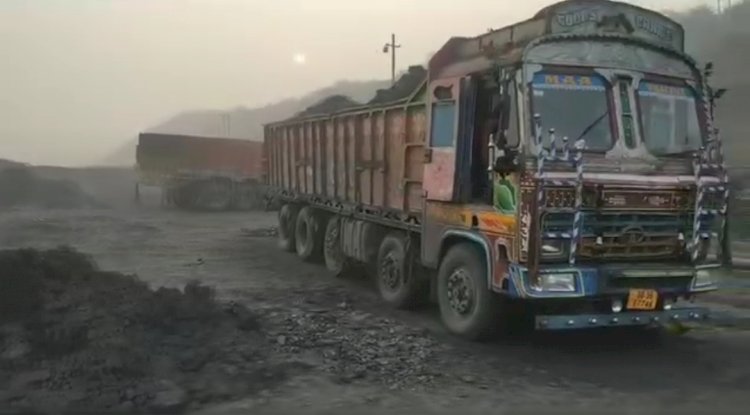 कोयला चोरी करते दो ट्रक और एक लोडर जब्त 