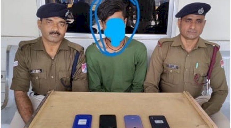 ट्रेन में मोबाइल टपाने वाले रंगे हाथों गिरफ्तार 