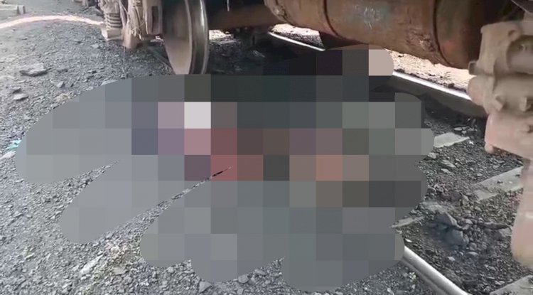 रेलपटरी पर दो हिस्से में बंटा मिला सुपरवाइज़र 