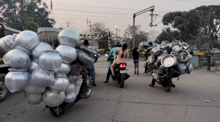 बाहरी मजदूर और व्यापारी बने चिंता का कारण 