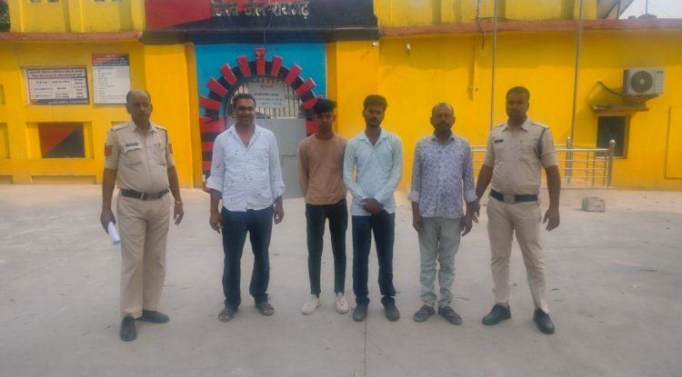 अनैतिक कार्य में लिप्त लोगों के साथ लाज संचालक गिरफ्तार 