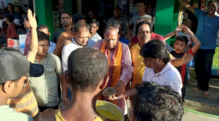 माँ कालरात्रि सेवा समिति की ओर से जगन्नाथ भक्तो को खिचड़ी वितरण किया गया 