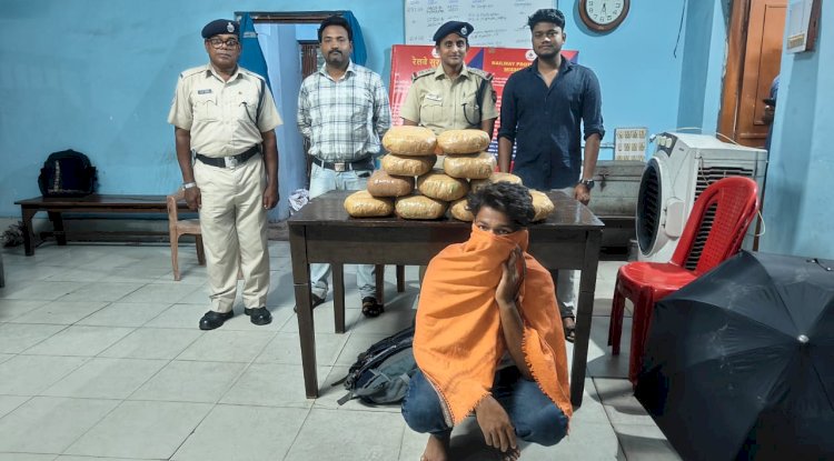 सढे़ दस किलो गाँजा के साथ बीस वर्षीय युवक गिरफ्तार 