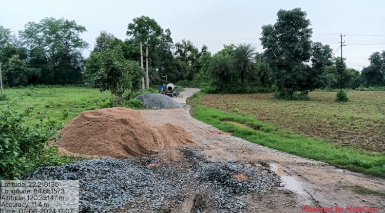 अब सड़क भी अवैद्य निकला 