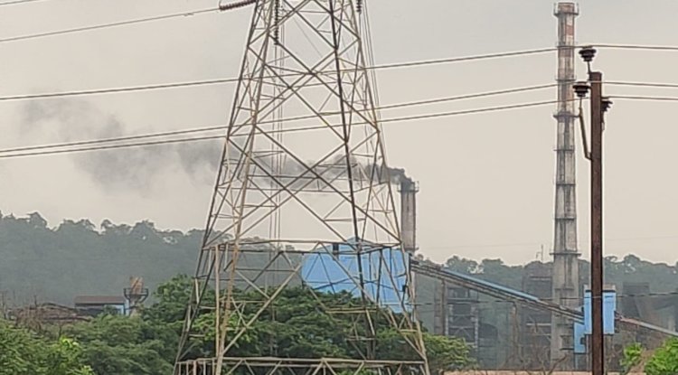 कारखाने से निकलता बिषैला धूआँ से परेशान ग्रामीण 