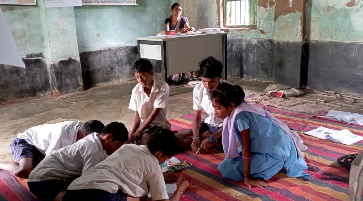 विद्यालय में खतरनाक परिस्थिति में पढ़ रहे है छात्र 