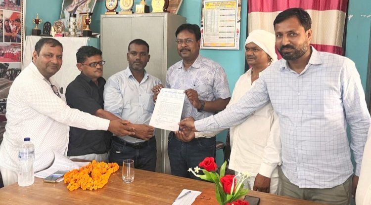 सेवा पुस्तिका अद्यतन के लिए शिक्षकों ने खंड़ शिक्षाधिकारी को सौंपा ज्ञापन