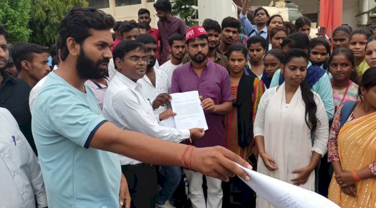 साकेत महाविद्यालय के छात्र नेता ने जिलाधिकारी को सौंपा ज्ञापन
