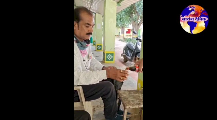 ड्यूटी के दौरान स्कूल के कलर्क ने स्कूल में पी शराब 