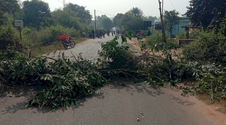 दुर्घटना को लेकर स्थानीय लोगों ने किया सड़क जाम 
