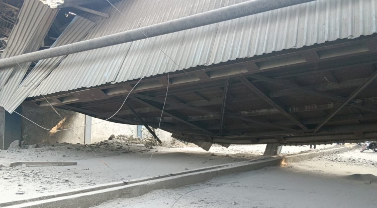 डालमिया सीमेंट का कन्वेयर बेल्ट सड़क पर गिरा बाल बाल बचे लोग