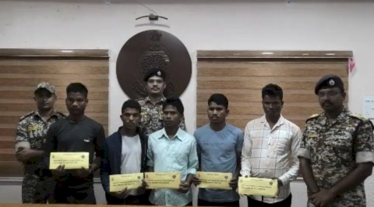 11 लाख के इनामी समेत अन्य नकस्लीयों ने किया आत्मसमर्पण