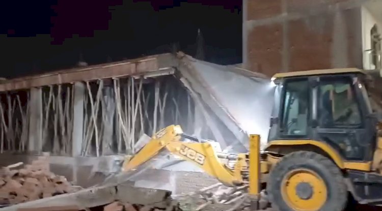 प्रशासन पर लगा नोटिस दिए बिना घर तोड़ने का आरोप 