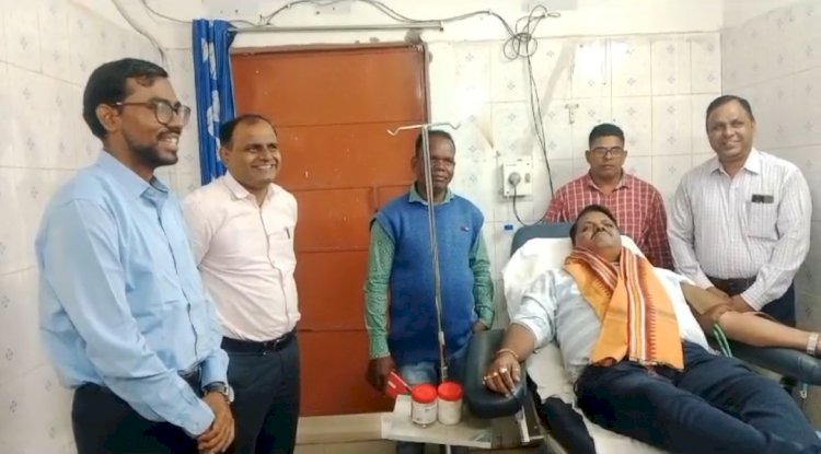 शिक्षक ने किया 72वां रक्तदान
