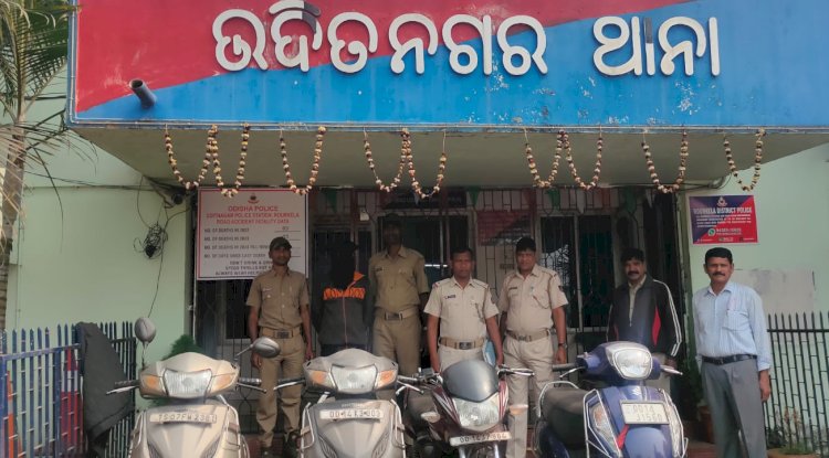 चोरी के चार दुपहिया के साथ अभियुक्त गिरफ्तार 