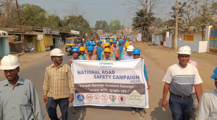 बिजली कर्मचारियों ने हेलमेट धारकों को पुष्प से किया सम्मानित 