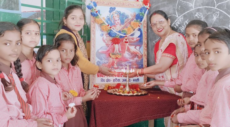 प्राथमिक विद्यालय चमरहिया में धूमधाम से संपन्न हुई सरस्वती पूजा 