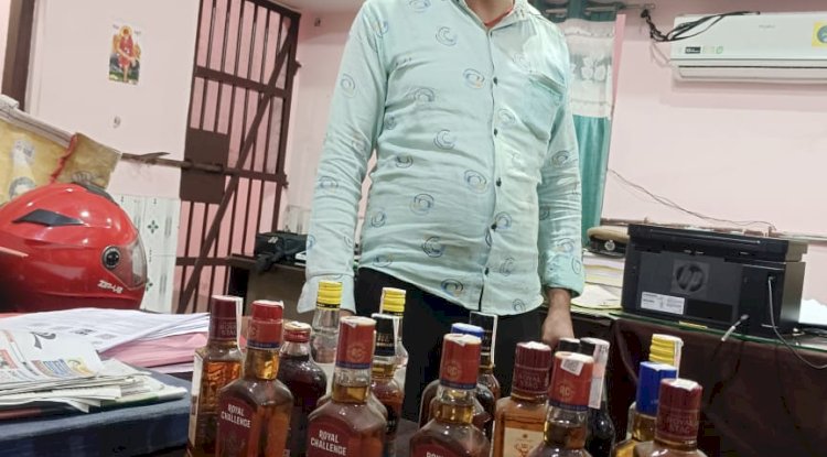 अंग्रेज़ी शराब के साथ अभियुक्त गिरफ्तार 