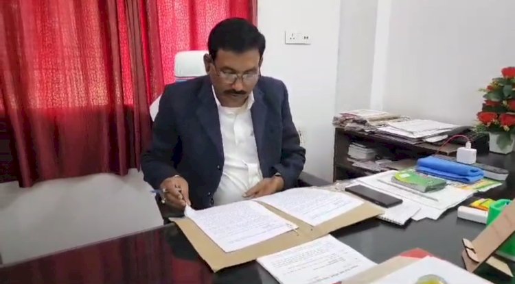 भ्रष्टाचार निरोधक ब्योरो द्वारा पकडा़ गया रिश्वतखोर शिक्षाधिकारी 