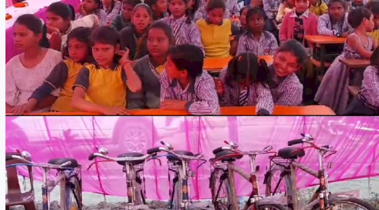 समाजसेवी सुरेश यादव ने मेधावी छात्र छात्राओं को बांटे साइकिल   