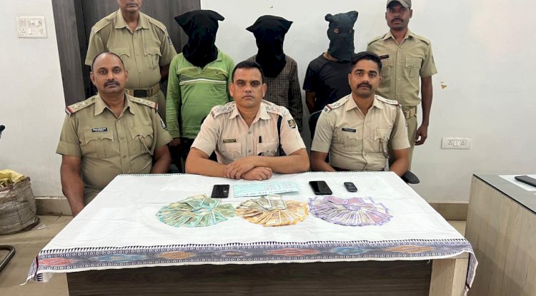 ब्राउनसूगर के साथ तीन लोग रंगे हाथों पकडे़ गए 