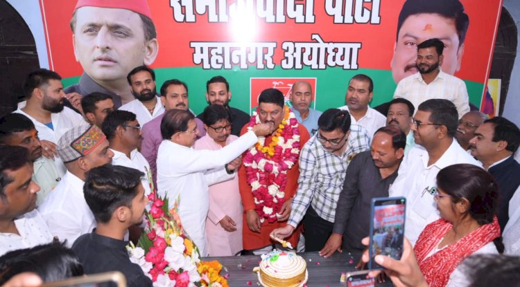 मनाई गई पूर्व मंत्री तेज नारायण पांडे पवन का जन्मदिन