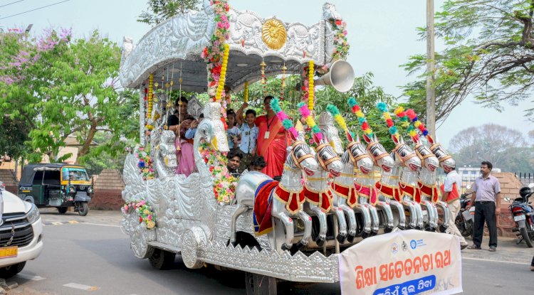 स्कूलों में प्रवेश एवं खोडी़ छुआँ उत्सव मनाया जा रहा है