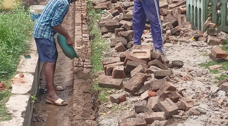 पुरानी रद्दी ईंटों से किया जा रहा है नाली का नवीनीकरण 