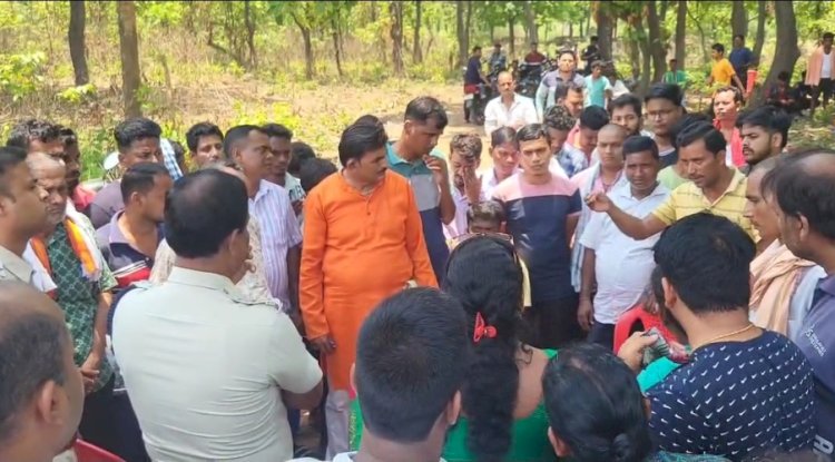 भूमि अधिग्रहण के बाद रोजगार को लेकर विरोध प्रदर्शन 