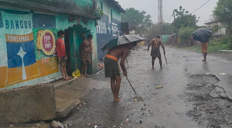 नाली से निकल कर सड़क व घरों में पट गई गंदगी 