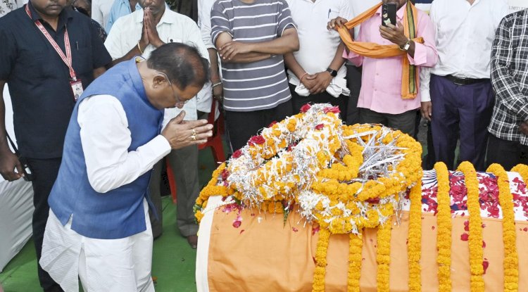 मुख्यमंत्री ने शहीद एएसपी को उनके आवास पहुँच दी श्रद्धांजलि 