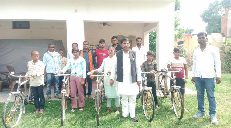 समाजसेवी संस्था द्वारा साइकिल वितरण कार्यक्रम 