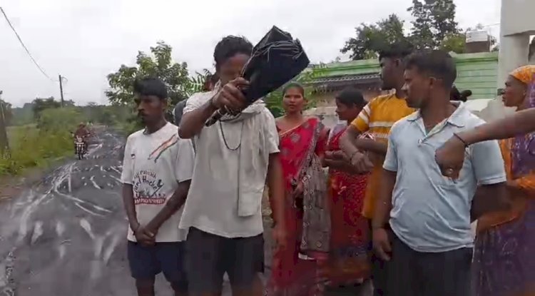 सड़क ना बनने पर मतदान का बहिष्कार करने की चेतावनी 