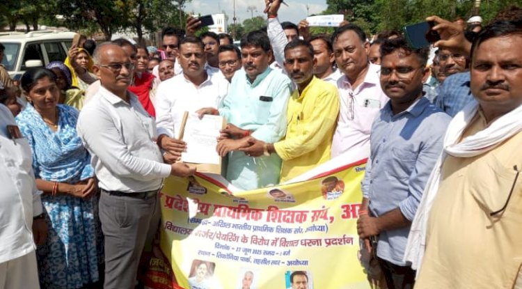 परिषदीय विद्यालयों के मर्जर के विरोध में प्राथमिक शिक्षक संघ ने सौंपा मुख्यमंत्री को ज्ञापन