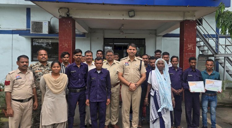 सड़क दुर्घटना में घायलों की मदद करने वालों को पुलिस ने किया सम्मानित 