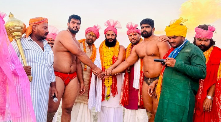 संकट मोचन सेना के राष्ट्रीय अध्यक्ष संजय दास महाराज ने दंगल में बढ़ाई शोभा