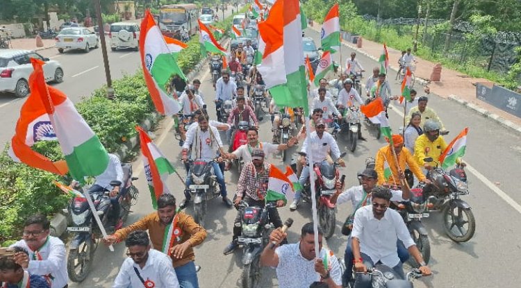 पत्रकारो ने निकाली 14 किलोमीटर लंबी तिरंगा शोभायात्रा 