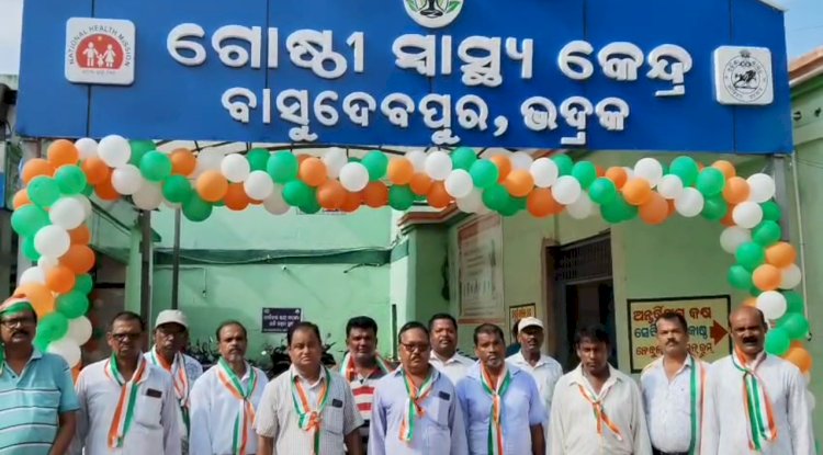 स्वतंत्रता दिवस पर व्यापारी संघ ने मरीजो को फल बांटे 