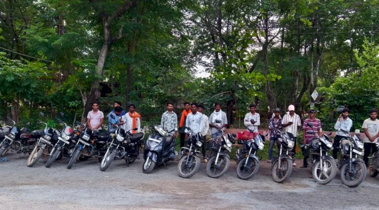 बिना नंबर प्लेट तीन सवारी और पटाखा बुलेट चालको पर कड़ी कार्यवाही 