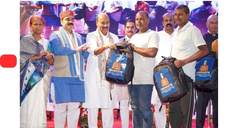 नमस्ते योजना के अंतर्गत कर्मचारियों को किट और आयुष्मान कार्ड दिए गए 