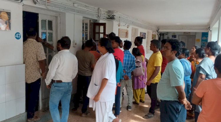 अस्पताल के बाहर आपत्तिजनक हालत में मिला मरीज का शव